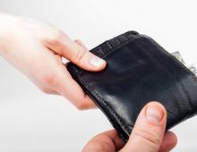 Proč nemůžete dát prázdnou peněženku jako dárek a co dělat, když jste ji dostali