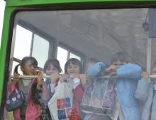 Uzun mesafe otobüslerinde seyahat eden çocuklar